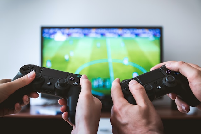 What types of games can you play online?